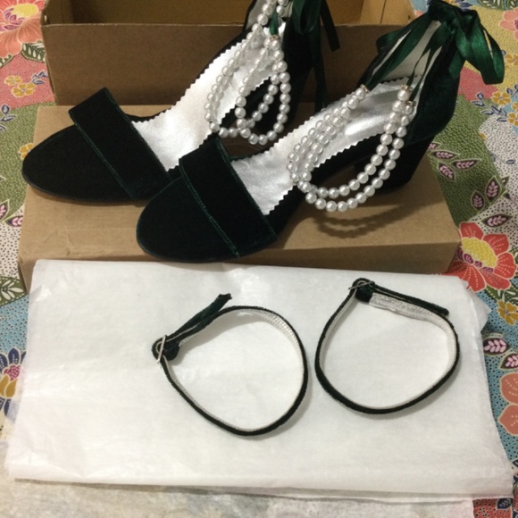 Yvolla Green Velvet Sandals NWOT - Picture 4 of 5